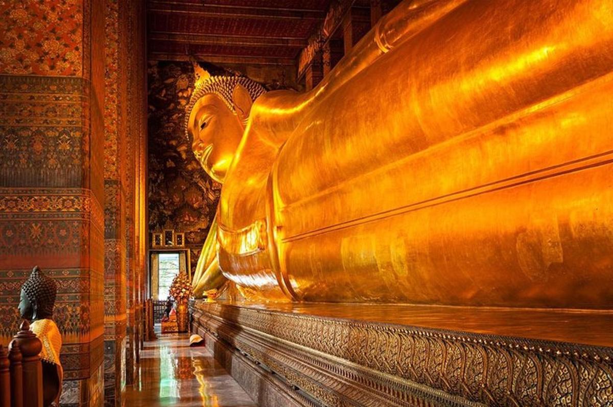 một bức tượng vàng lớn trong một tòa nhà