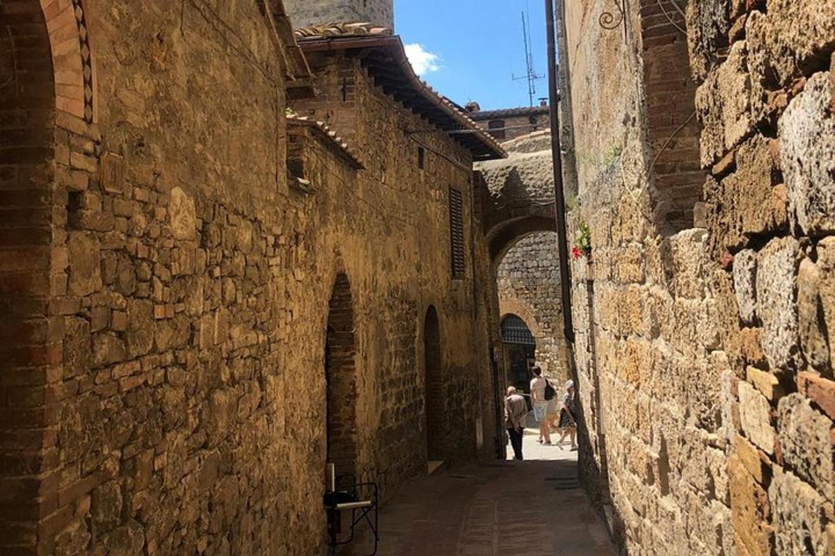 due persone che camminano lungo un vicolo di un vecchio edificio