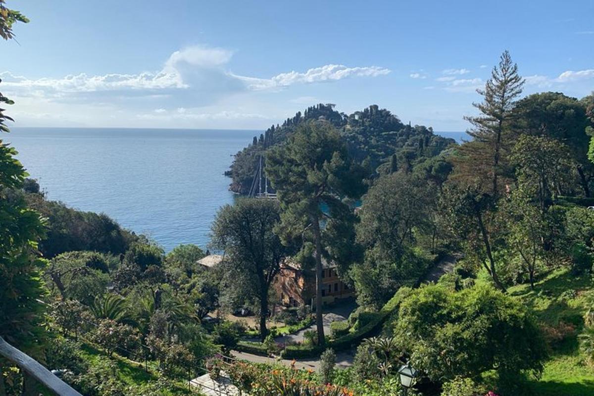 sebuah rumah di atas bukit bersebelahan dengan lautan