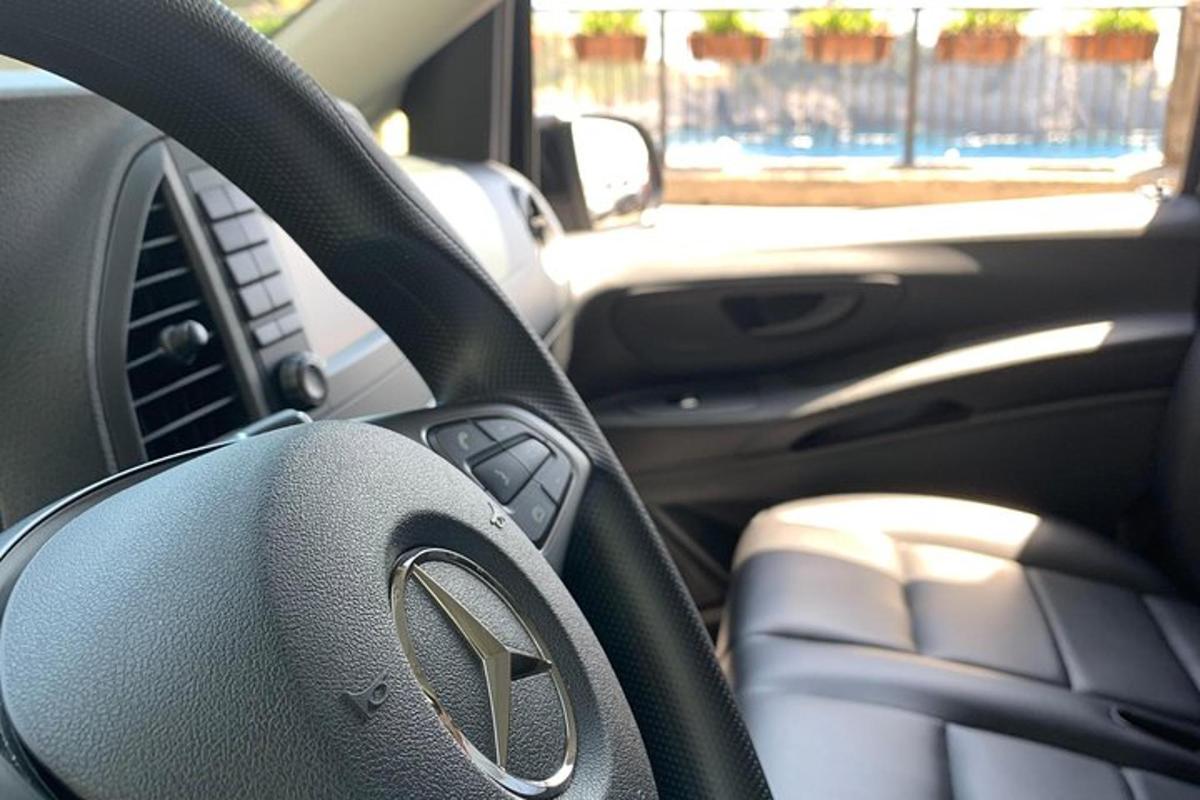 Un primer plano del volante de un automóvil Mercedes-Benz.