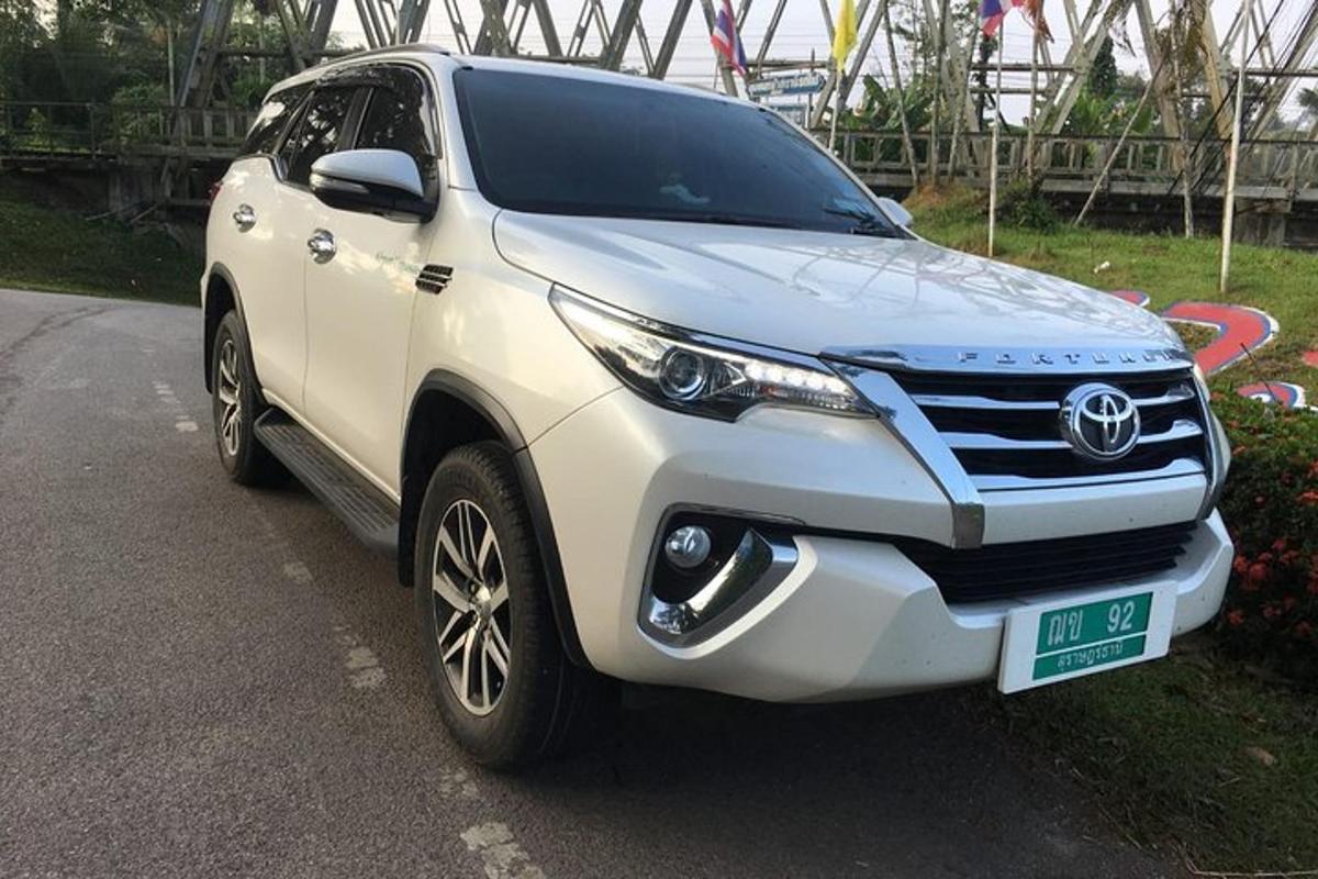 un SUV bianco parcheggiato sul ciglio della strada