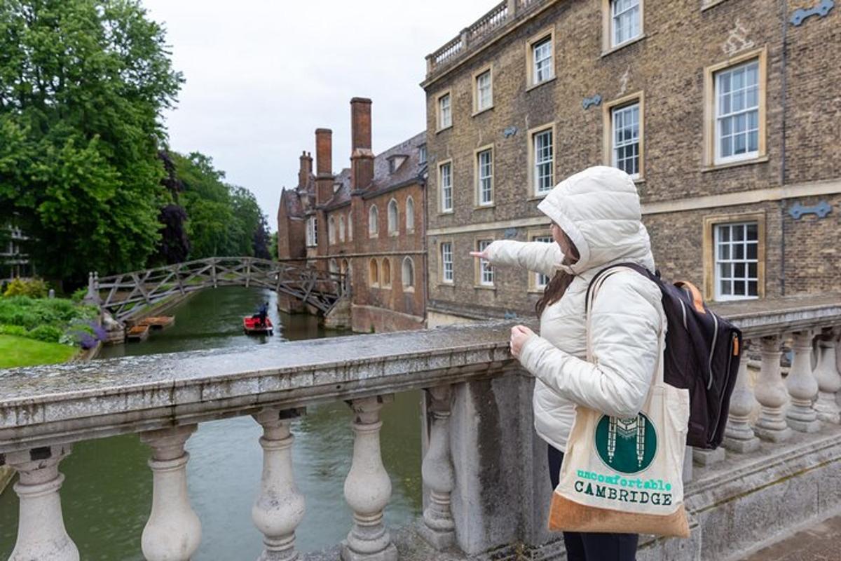 una donna che scatta una foto di un ponte