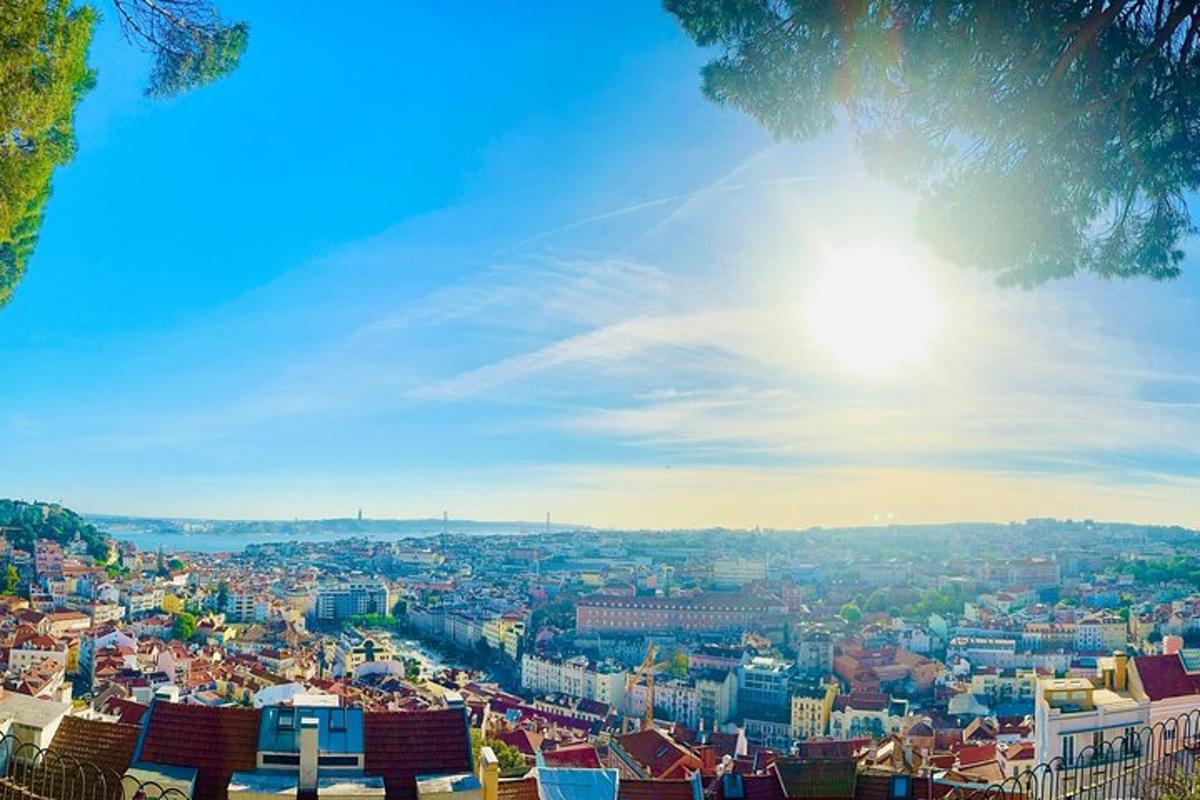 una vista di una città con il sole nel cielo