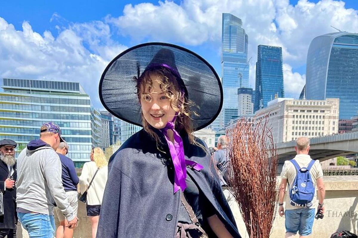 žena oblečená jako čarodějnice s kloboukem