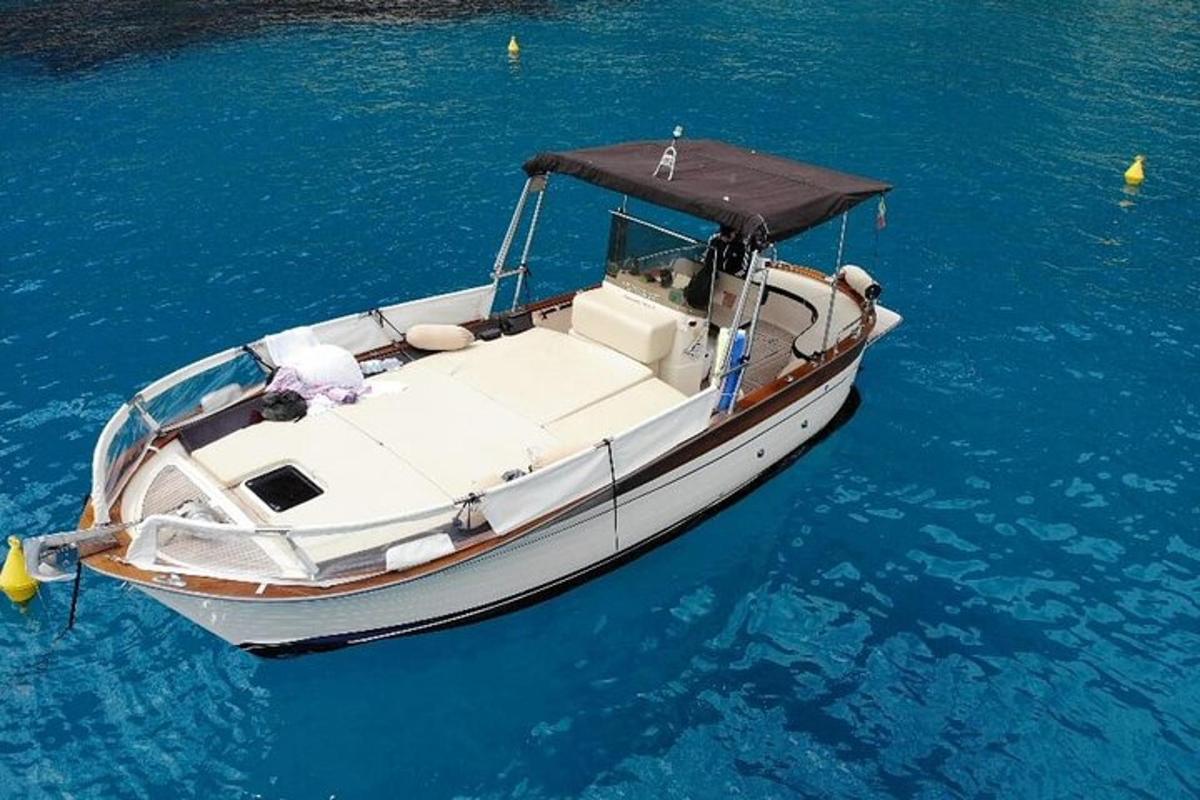 una barca bianca che galleggia nell'acqua blu