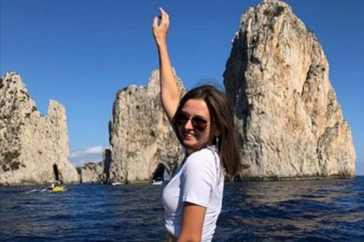una donna in piedi nell'acqua con il braccio alzato