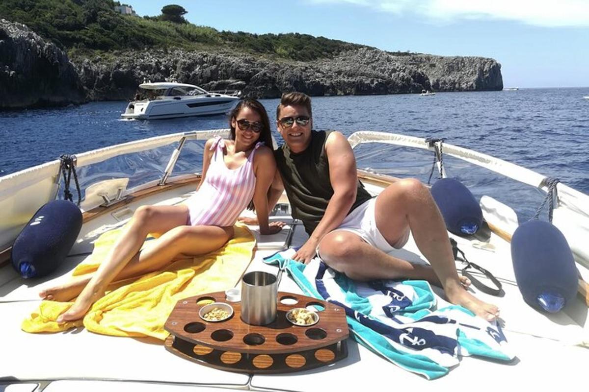 un hombre y una mujer sentados en un barco