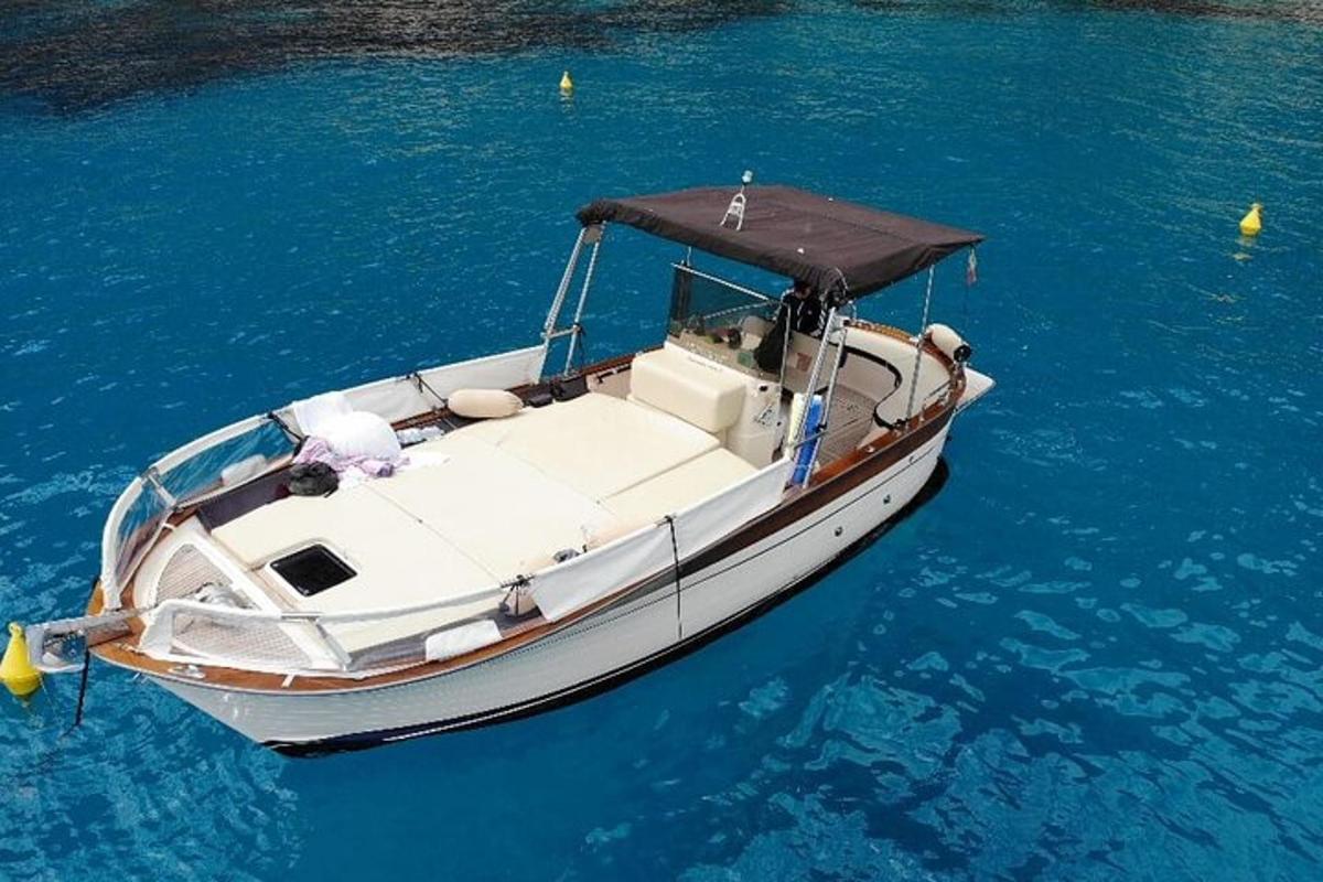 un barco blanco flotando en el agua azul