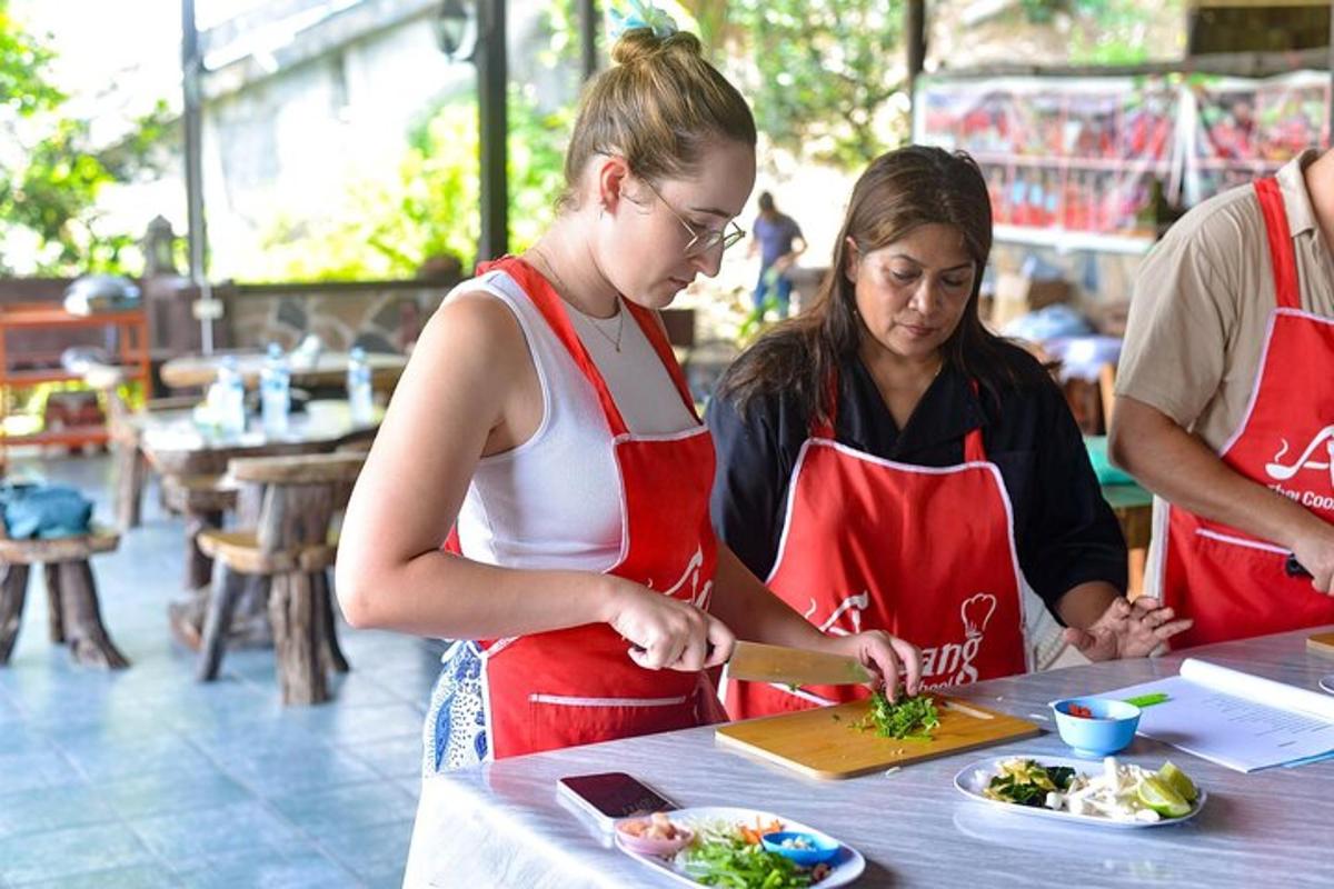 due donne stanno preparando il cibo in un ristorante