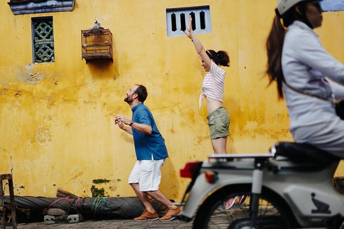 un uomo e una donna che si allungano verso un muro