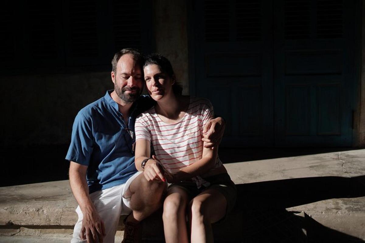 un uomo e una donna seduti su una panchina