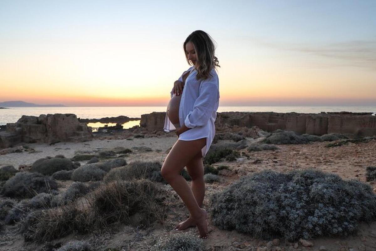 una donna con una camicia bianca in piedi nel deserto