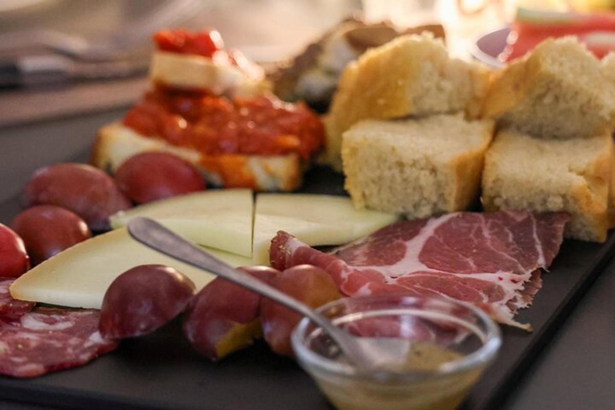 un piatto di cibo con carne, formaggio e pane