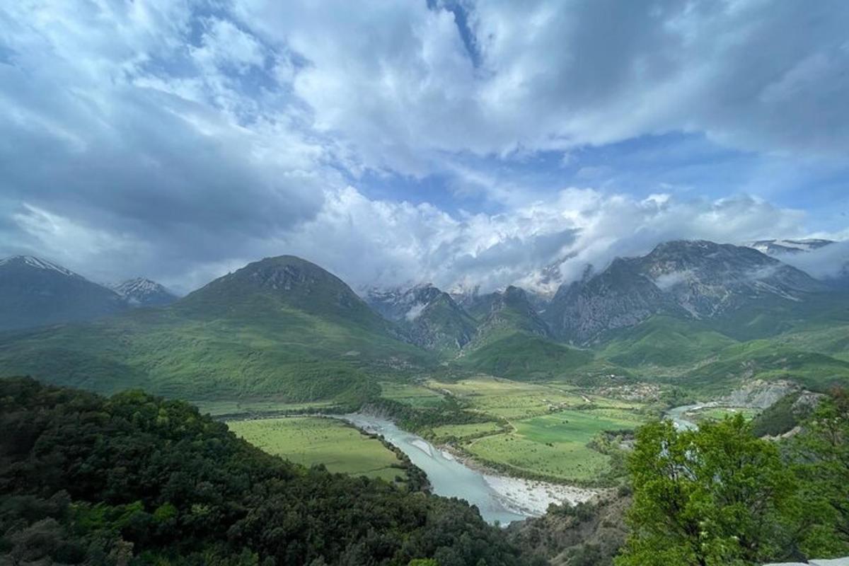 une vue sur une vallée avec une rivière et des montagnes