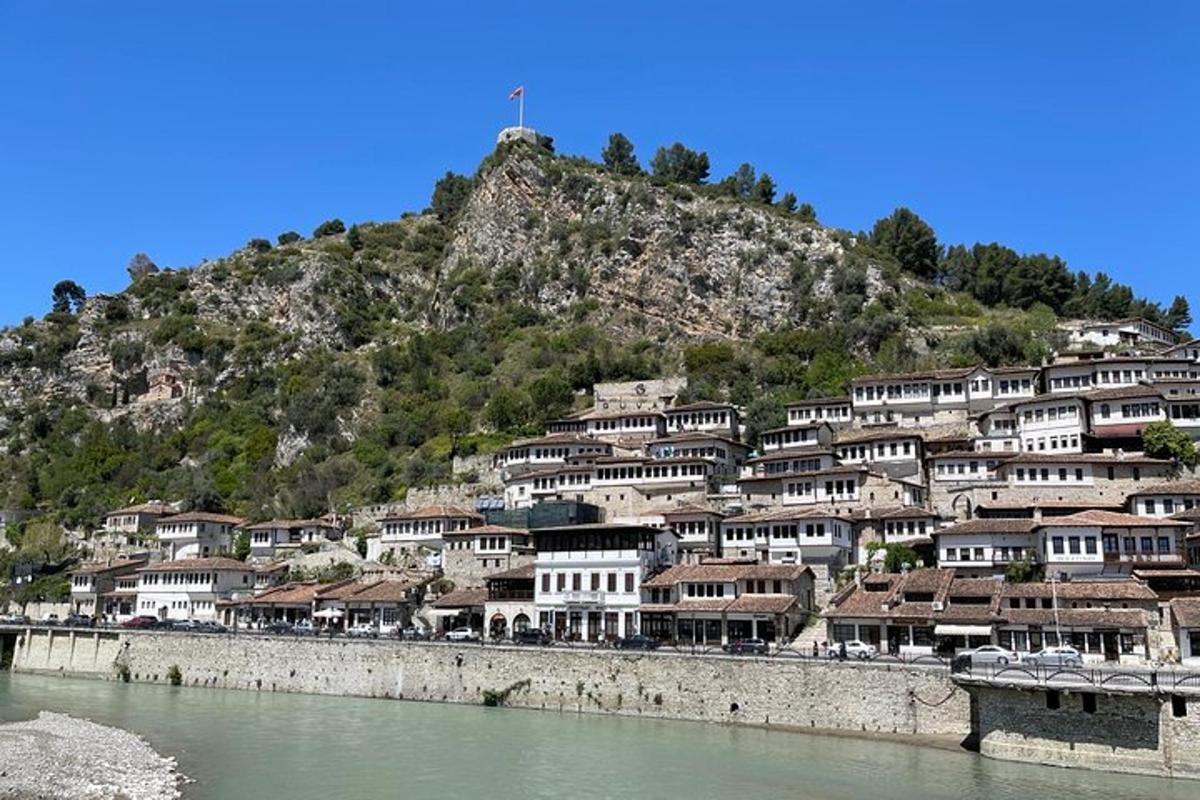 un pueblo en una colina junto al agua