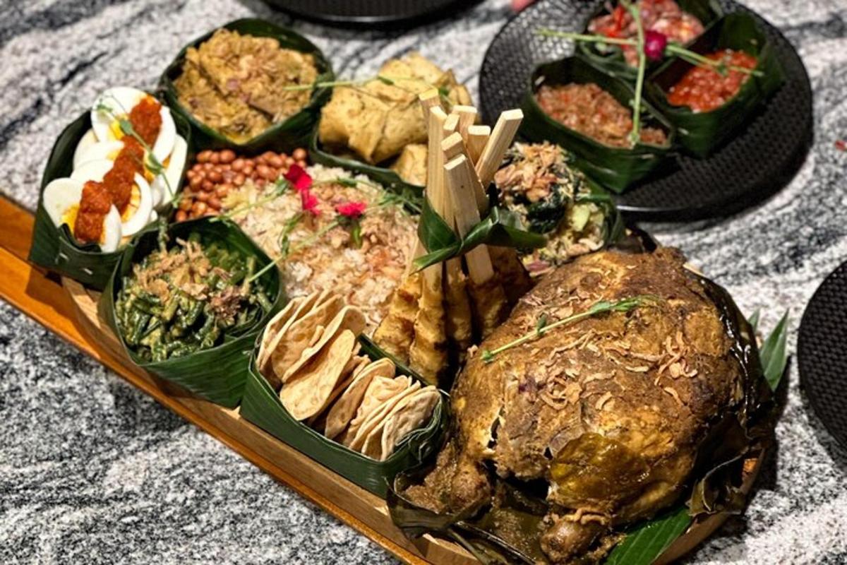 칠면조와 다른 음식이 담긴 접시