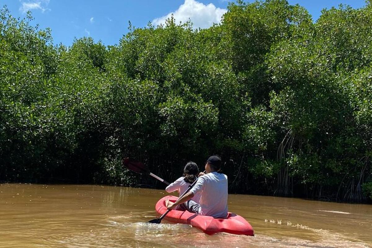 Un hombre y una mujer en un kayak en un río