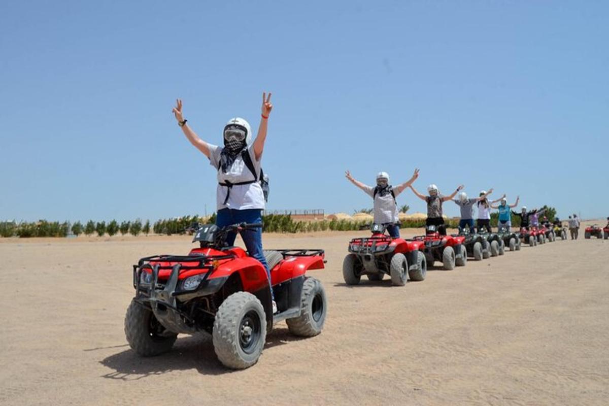 um grupo de pessoas em quadriciclos no deserto