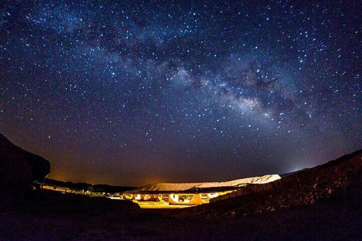 uma noite estrelada com a via láctea no céu