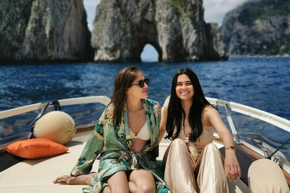 hai người phụ nữ ngồi trên thuyền dưới nước