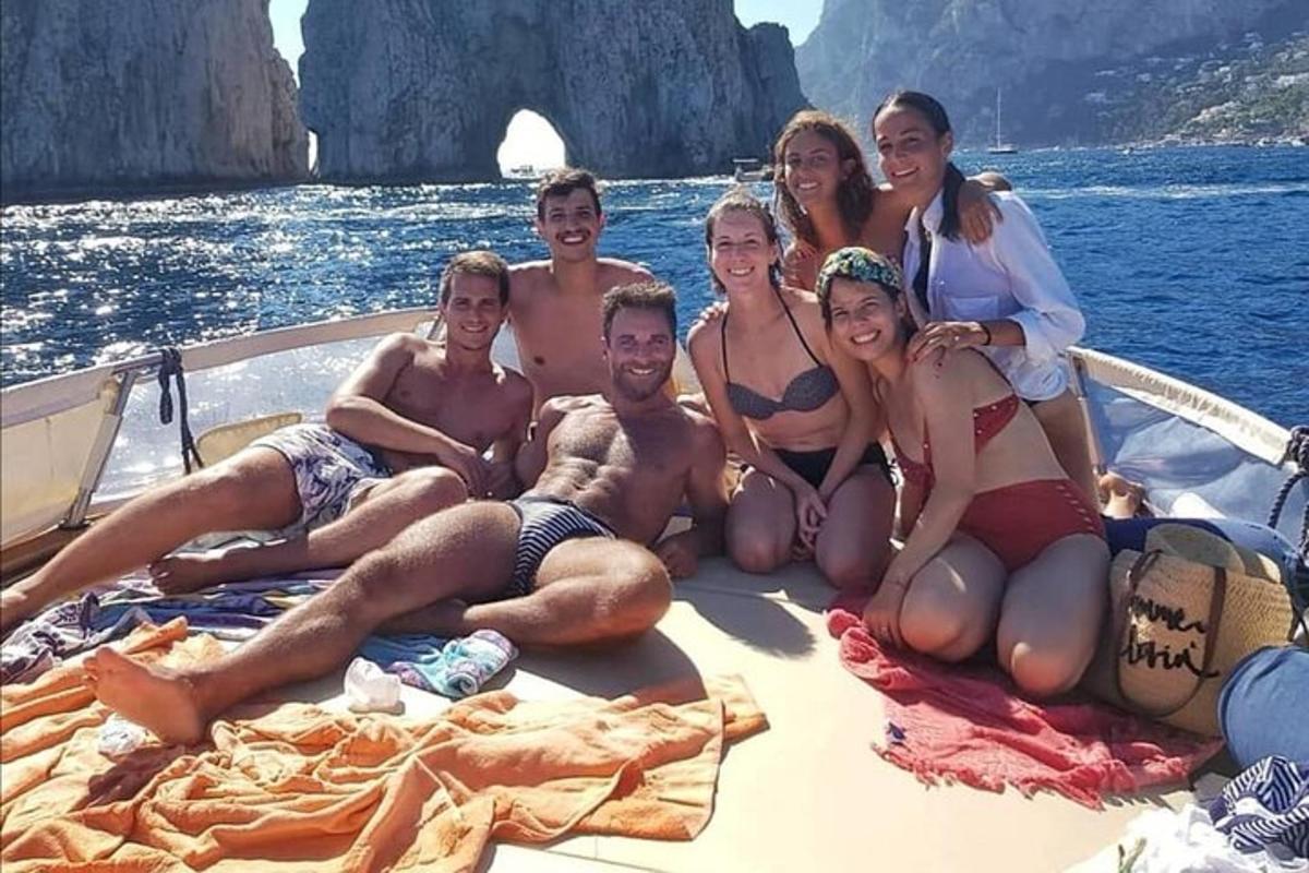 un grup de persones assegudes a la part posterior d'un vaixell