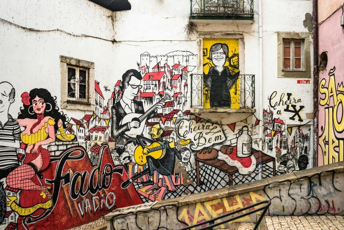 grafitiga kaetud hoone sein