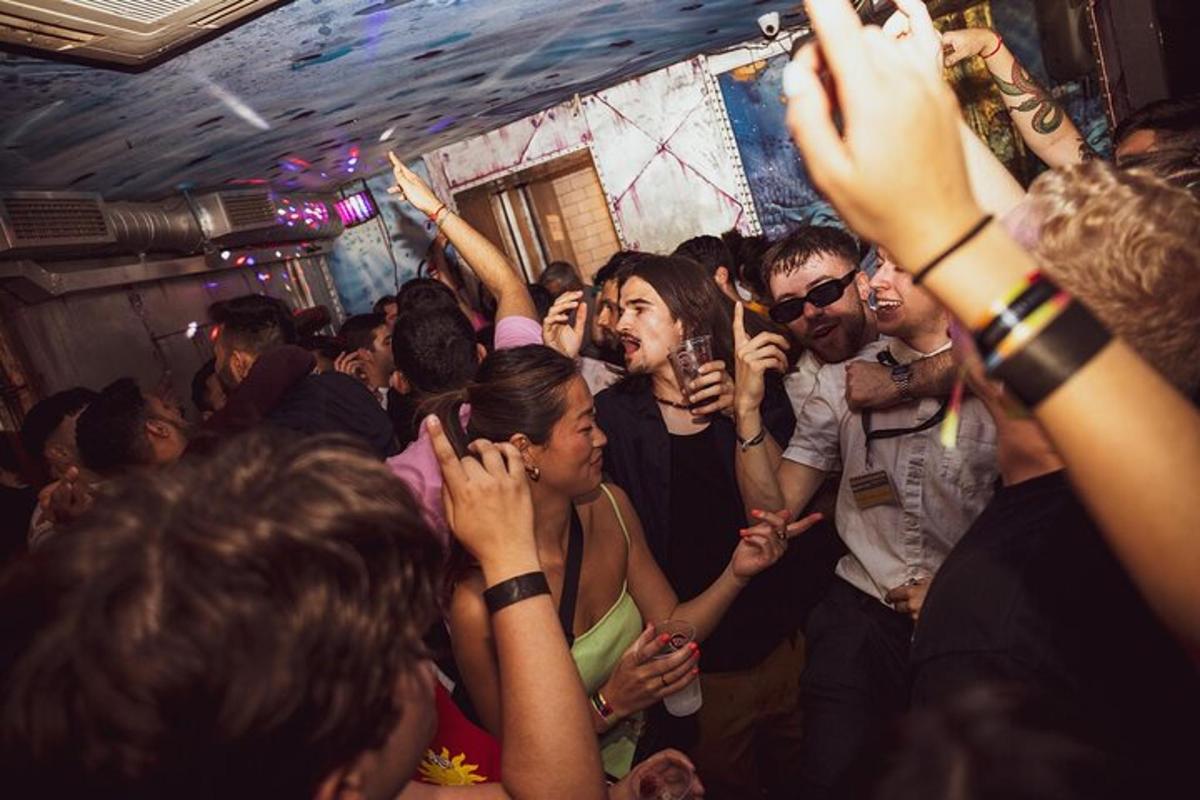 hópur af fólki að dansa í herbergi
