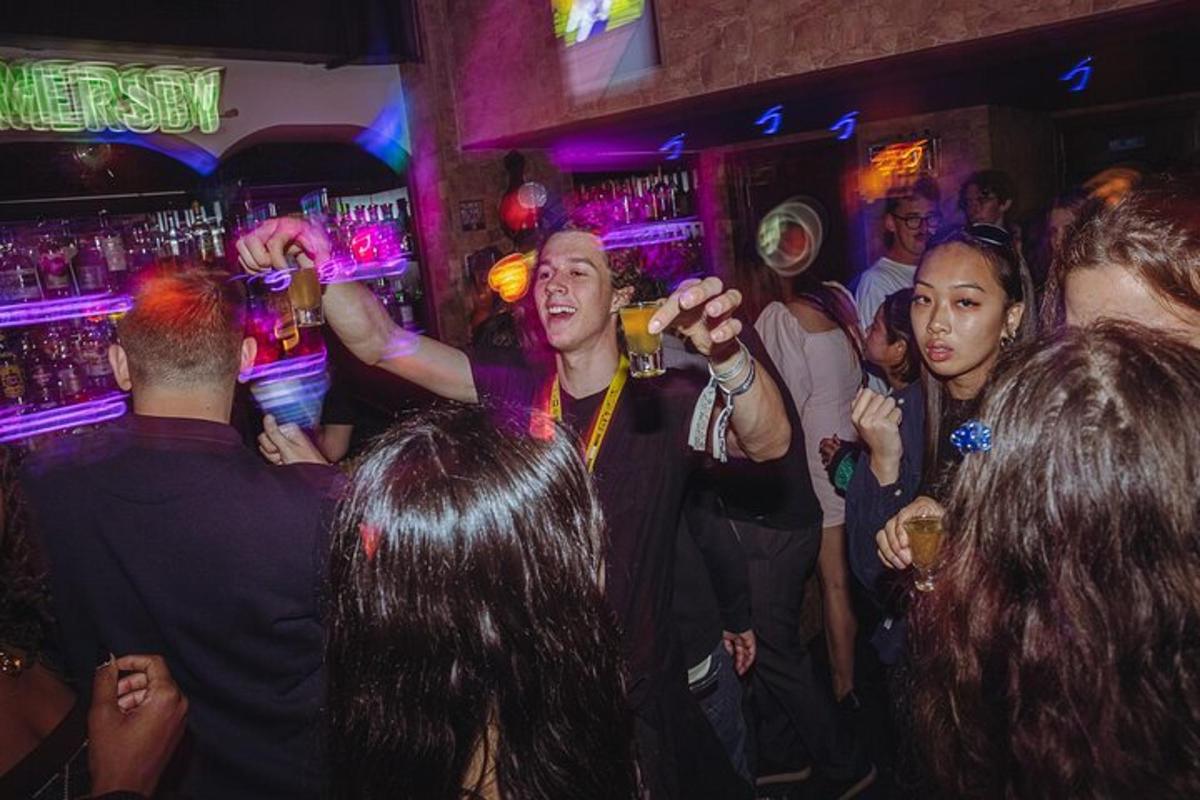 hópur fólks að dansa á bar