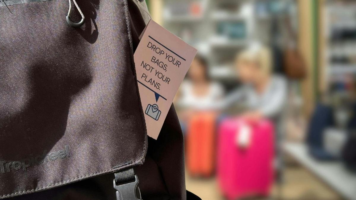un'etichetta è attaccata sul retro di una giacca