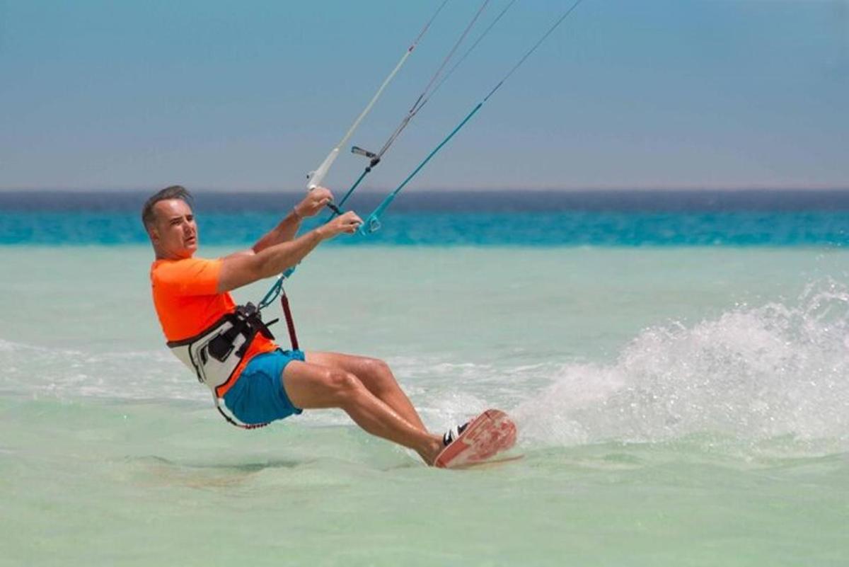 un uomo su una tavola da surf in acqua