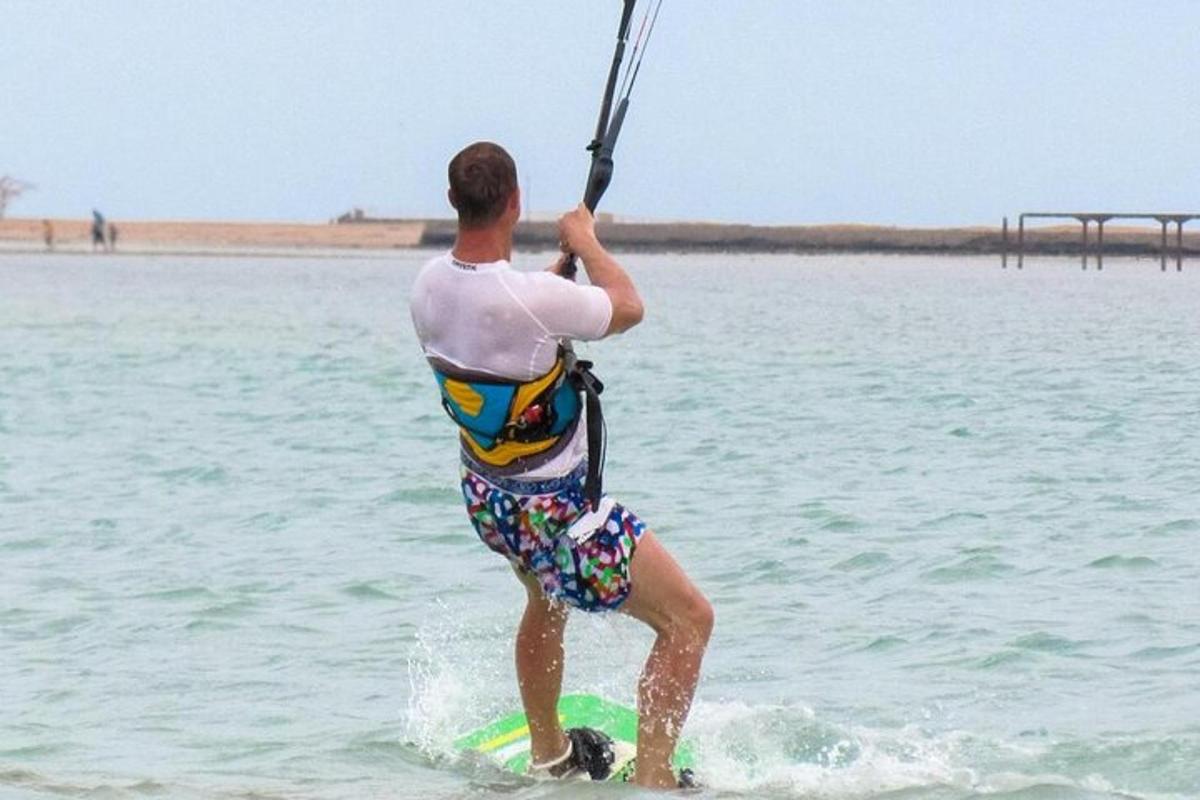 um homem em uma prancha de surfe na água