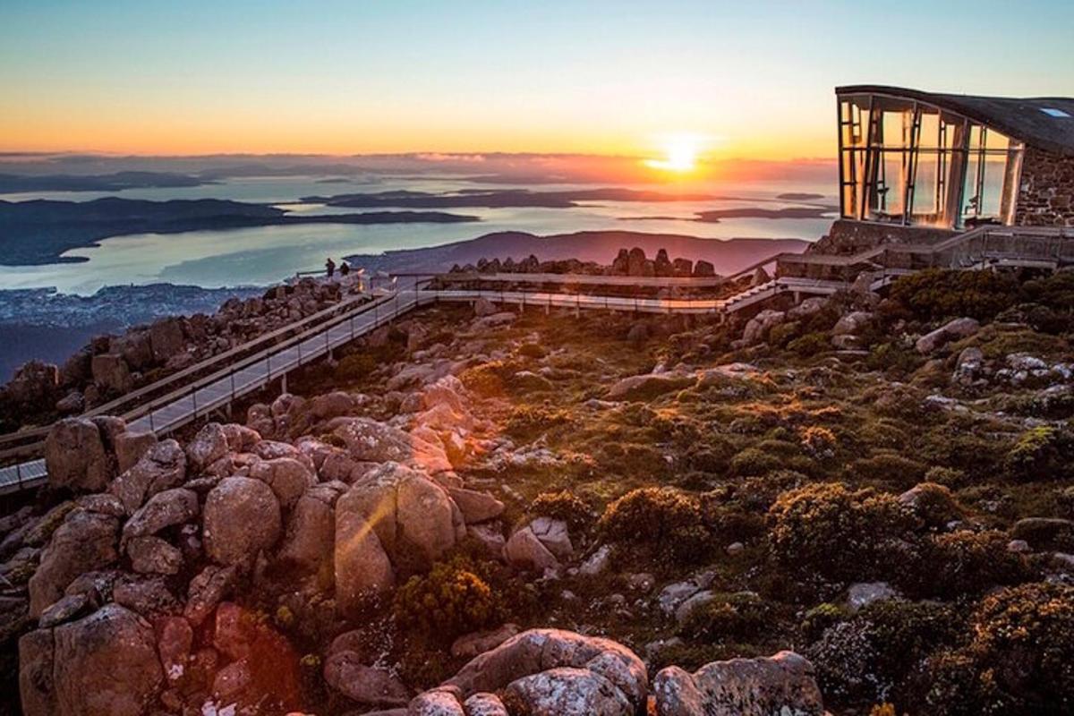 una posta de sol al cim d'una muntanya