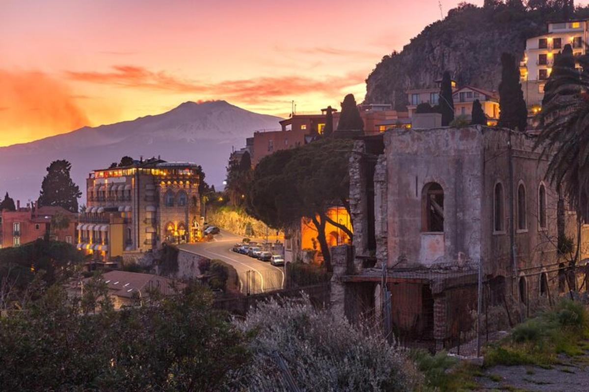 un edifici antic en una ciutat a la posta de sol