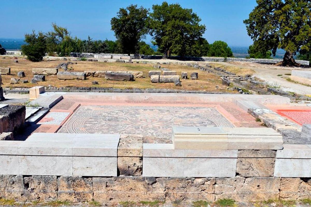 un anfiteatro presso le rovine di Anhenshenshens