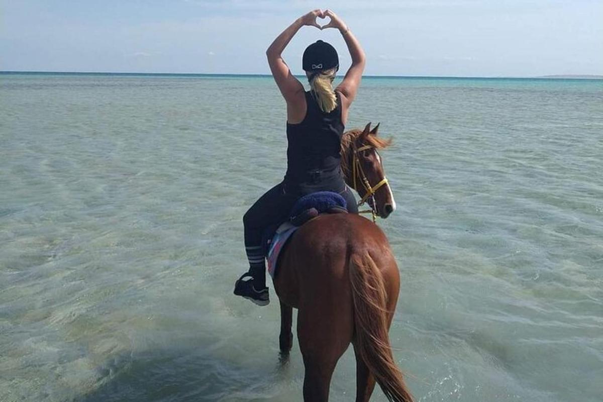 une femme à cheval dans l'eau