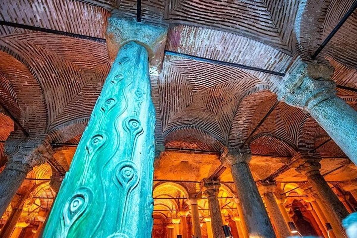 velika modra skulptura na stropu stavbe