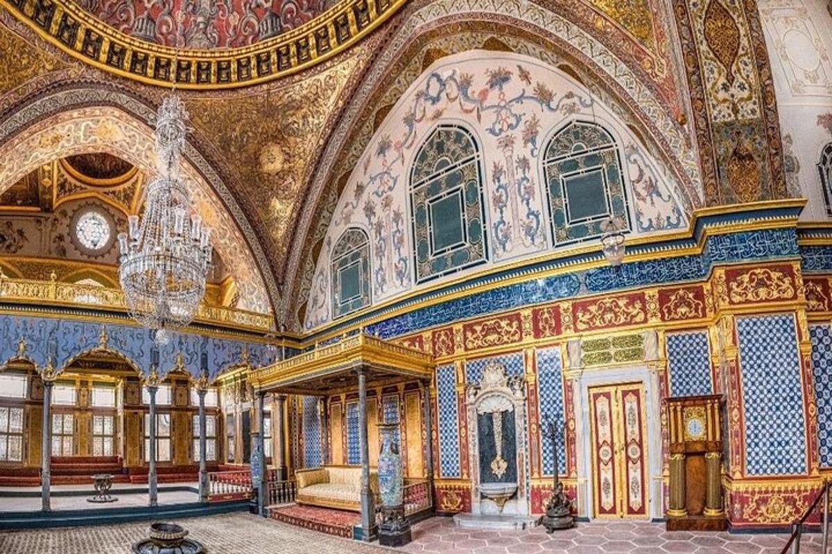 duvarlarında resimler olan bir binanın bulunduğu büyük bir oda
