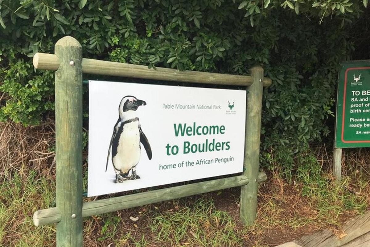 un rètol que diu benvinguts a les roques d'un zoo
