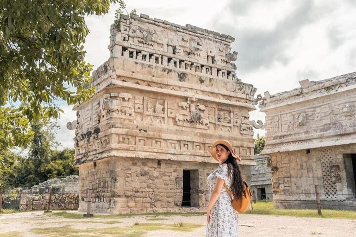 uma mulher parada em frente a um prédio
