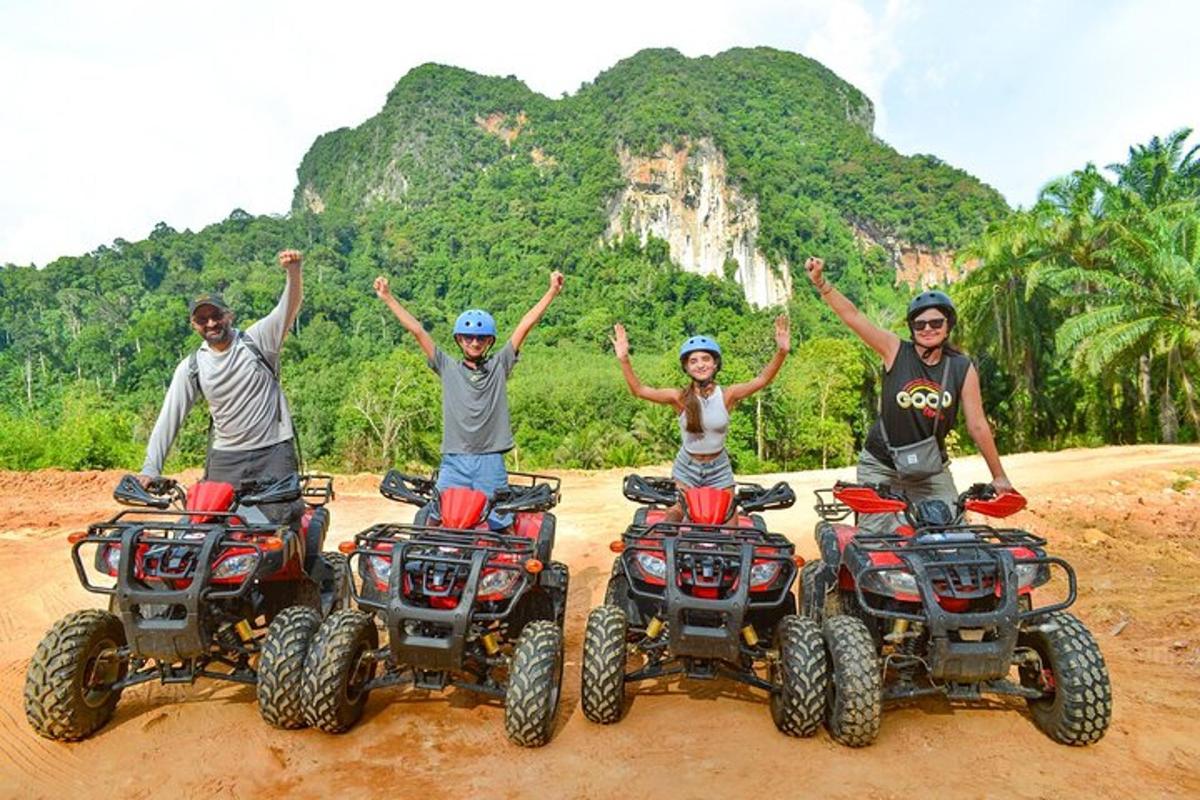 sekumpulan orang di atv di jalan tanah