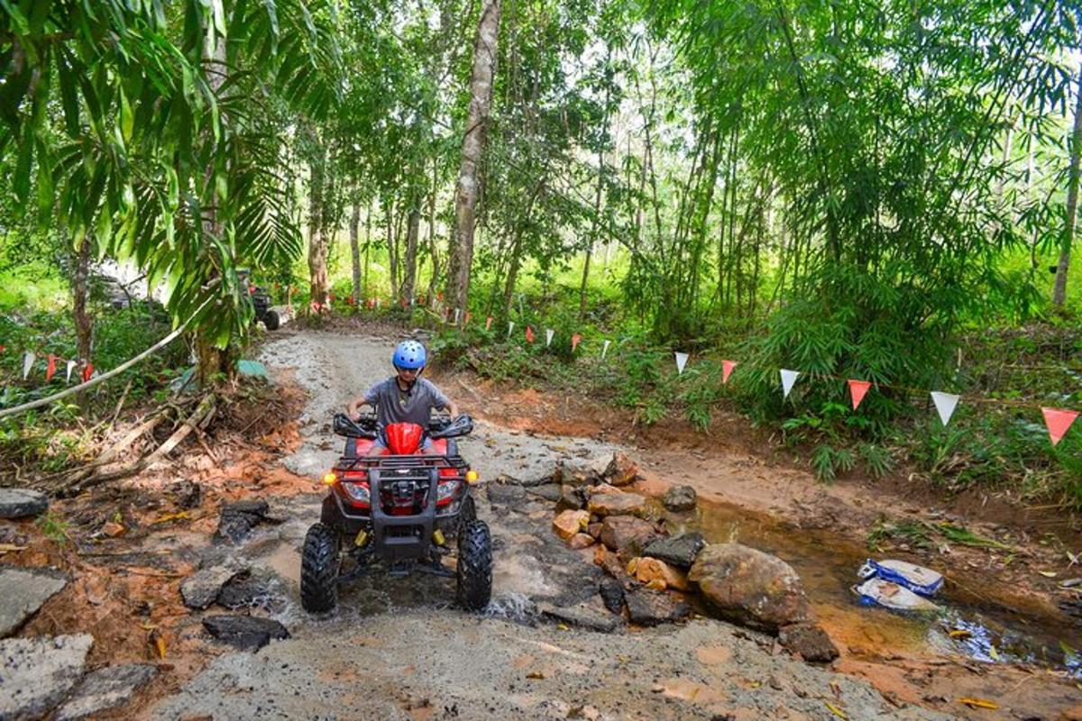 um homem andando de moto em uma estrada de terra