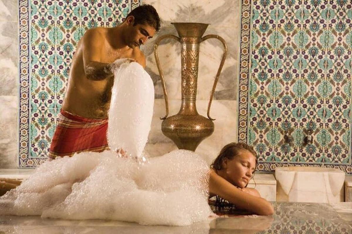 Ένας άνδρας και μια γυναίκα σε μια μπανιέρα με αφρό