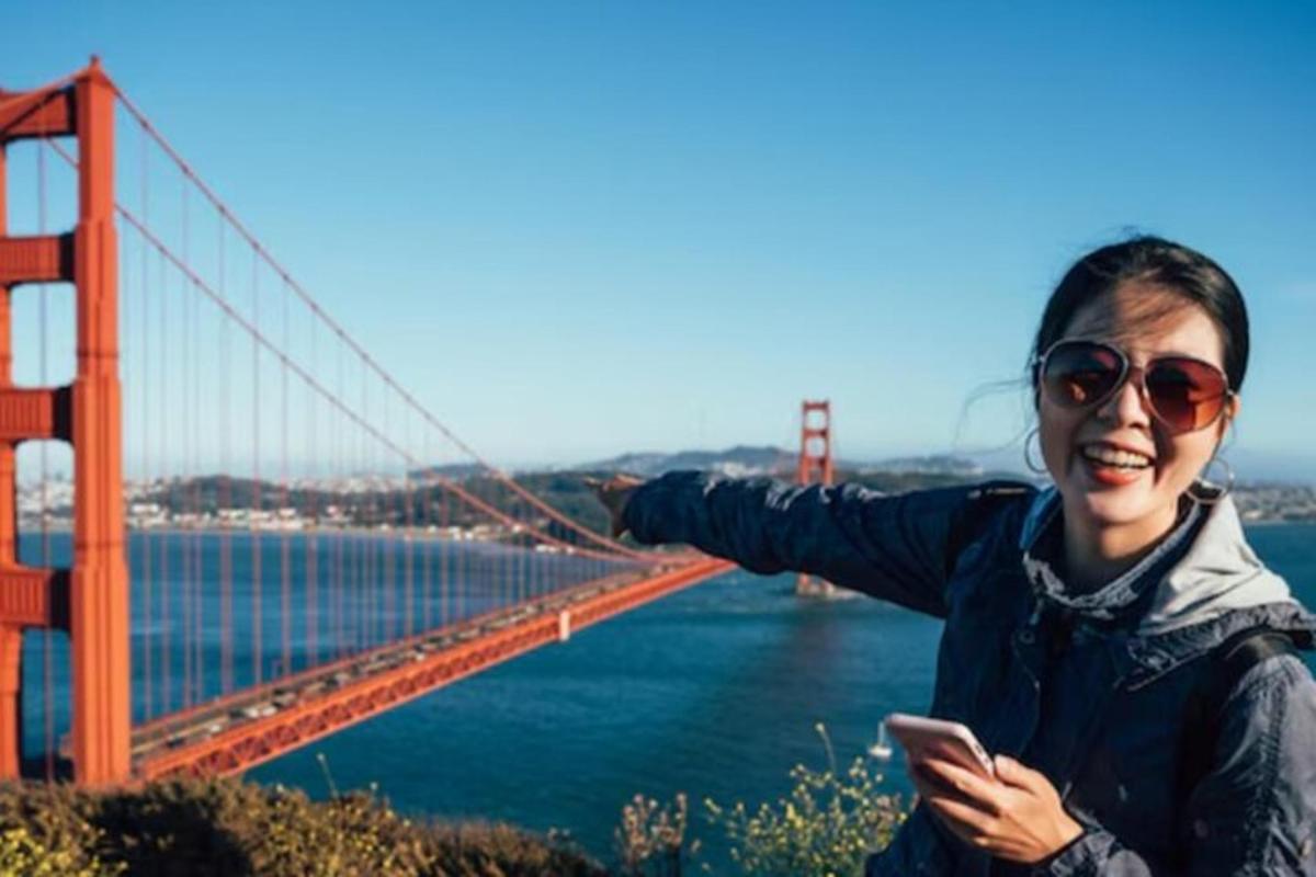 žena stojící před mostem Golden Gate