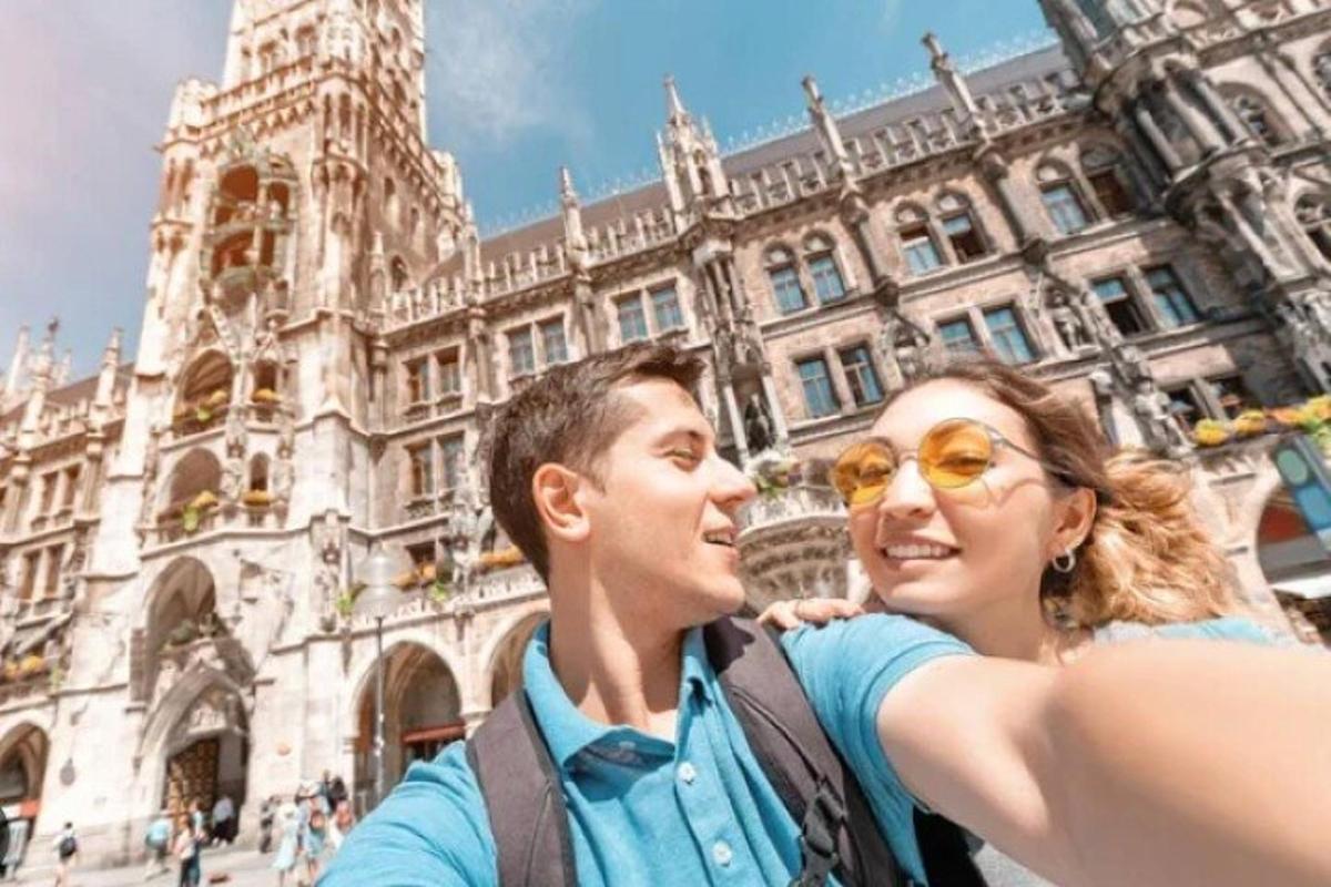 một người đàn ông và một người phụ nữ đứng trước một tòa nhà