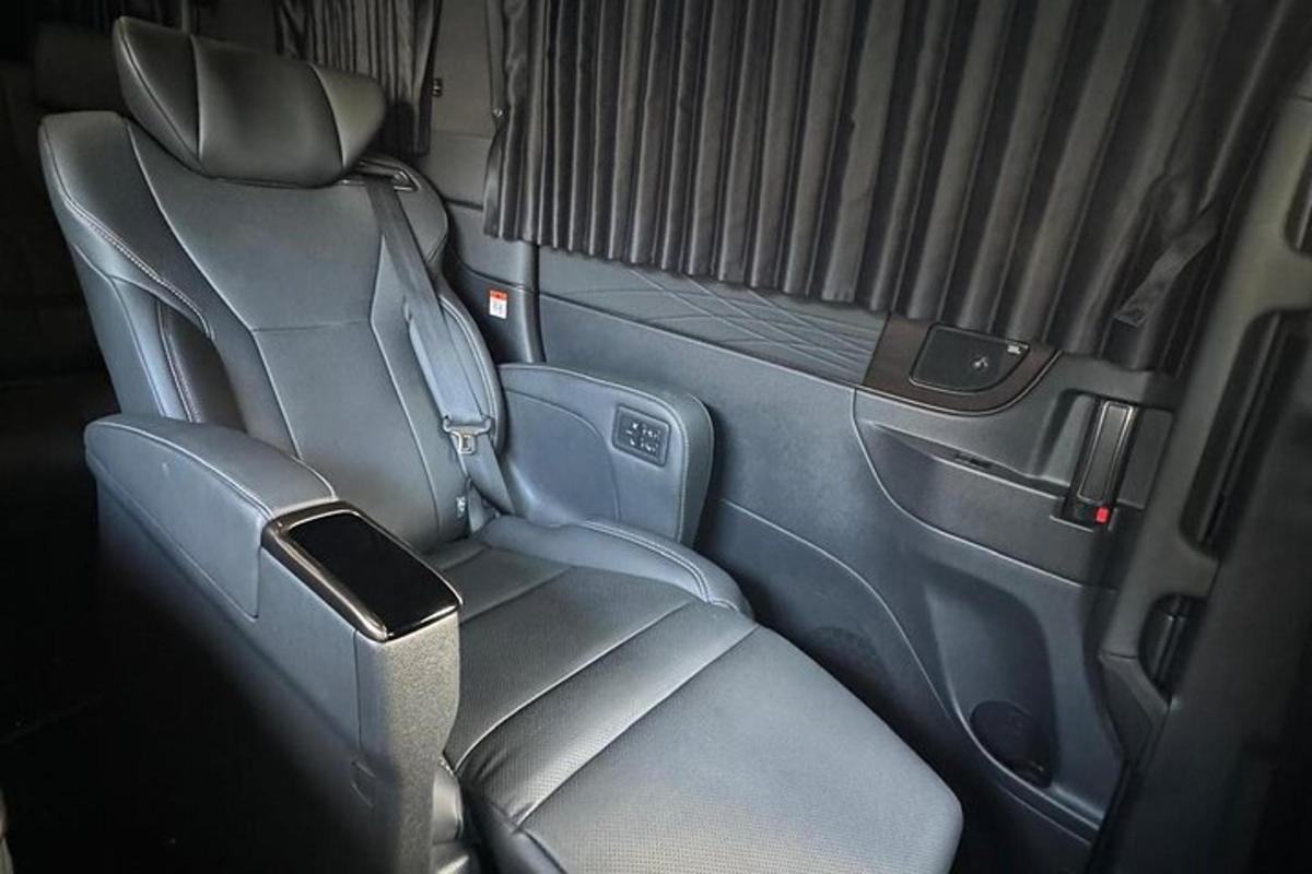 una vista del asiento trasero de un coche