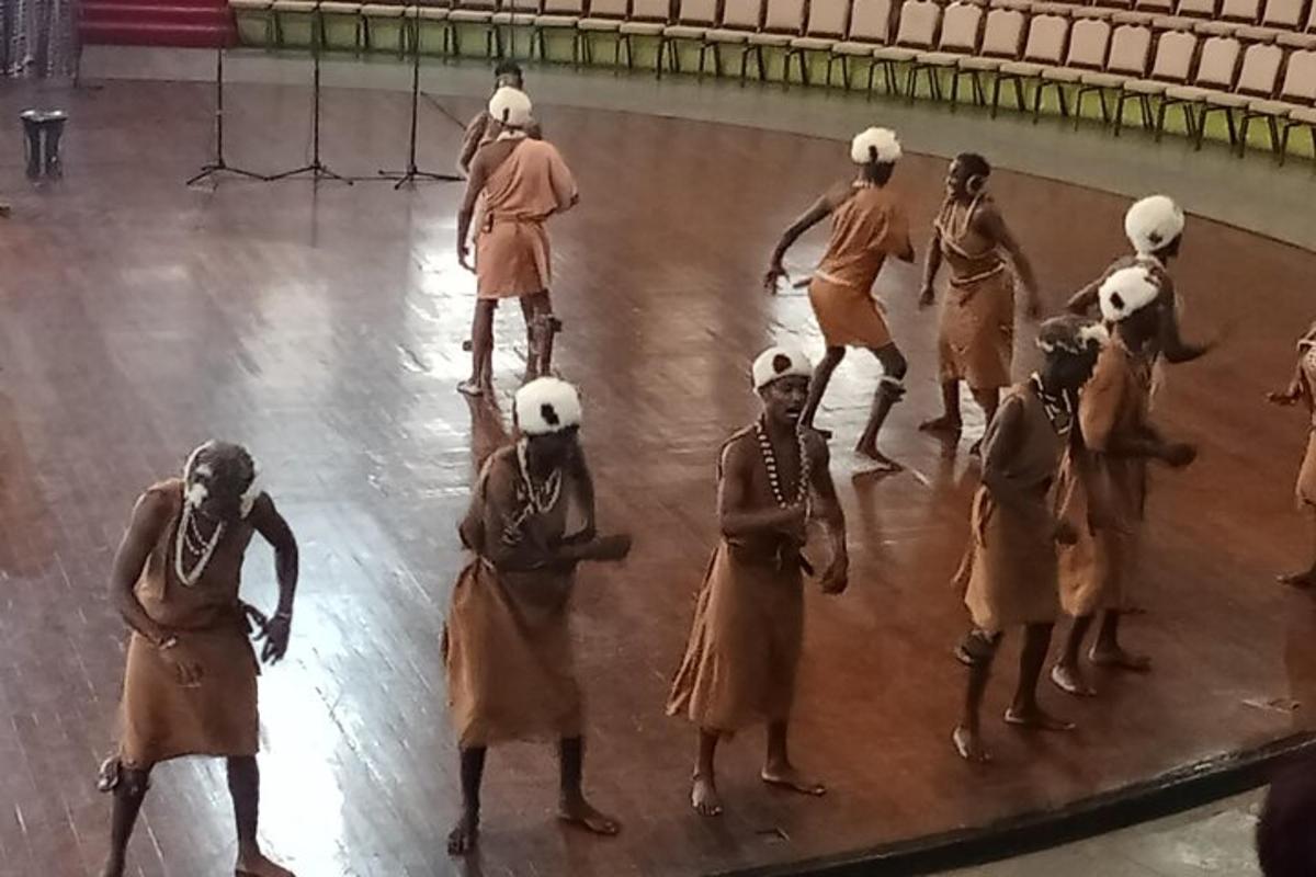 sekumpulan orang berdiri di lantai tarian