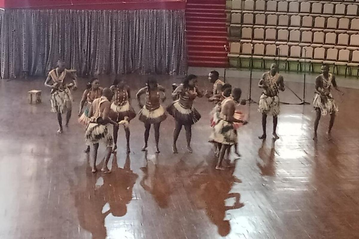 sekumpulan orang membuat persembahan tarian di gim