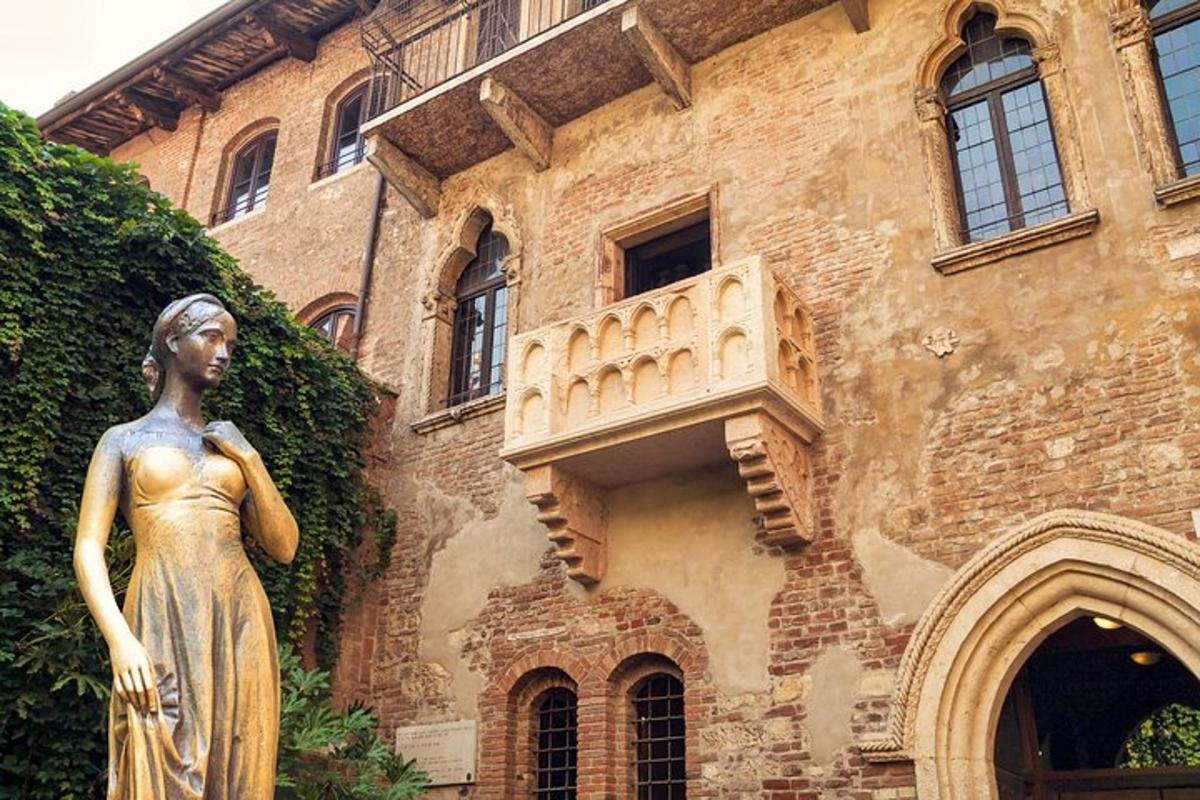 una estatua de una mujer frente a un edificio