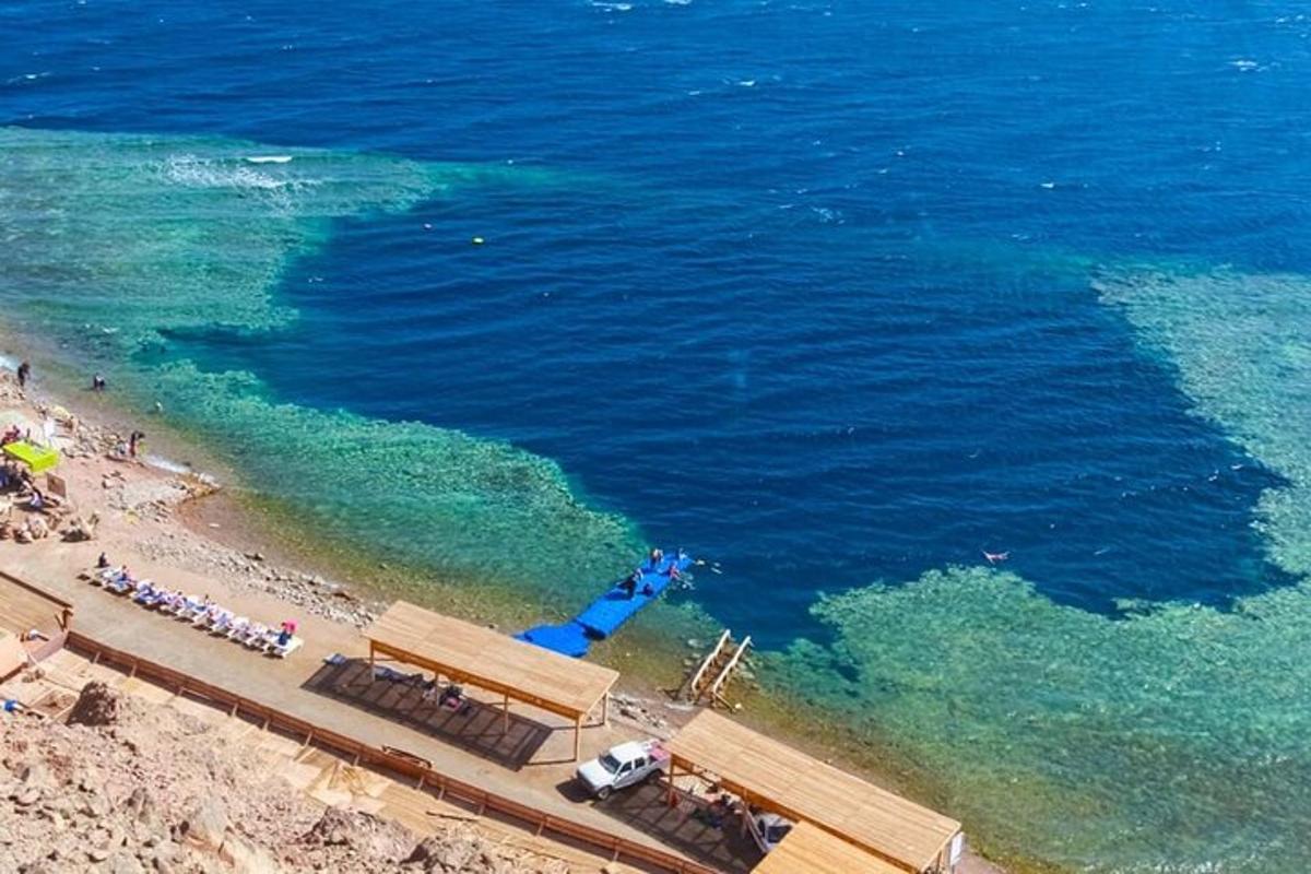 o vedere aeriană a unei plaje și a oceanului