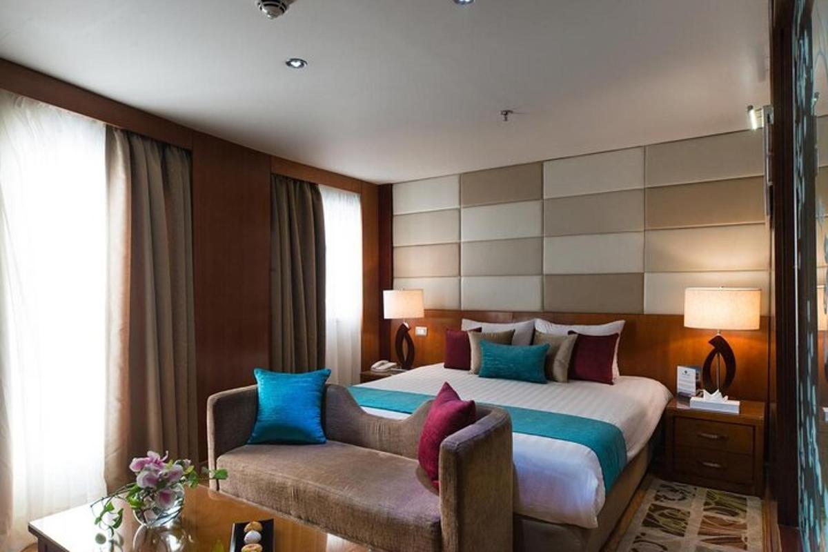 una camera d'albergo con un letto e un divano
